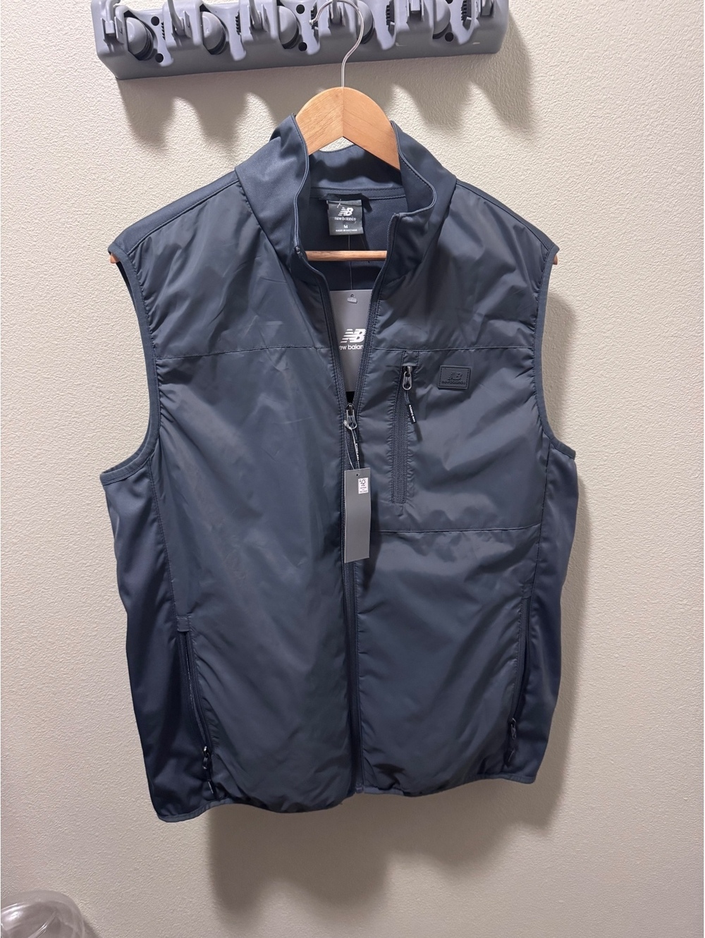 New Balance Men’s Wind Water Resistant Vest Medium Gray Full Zip NWT